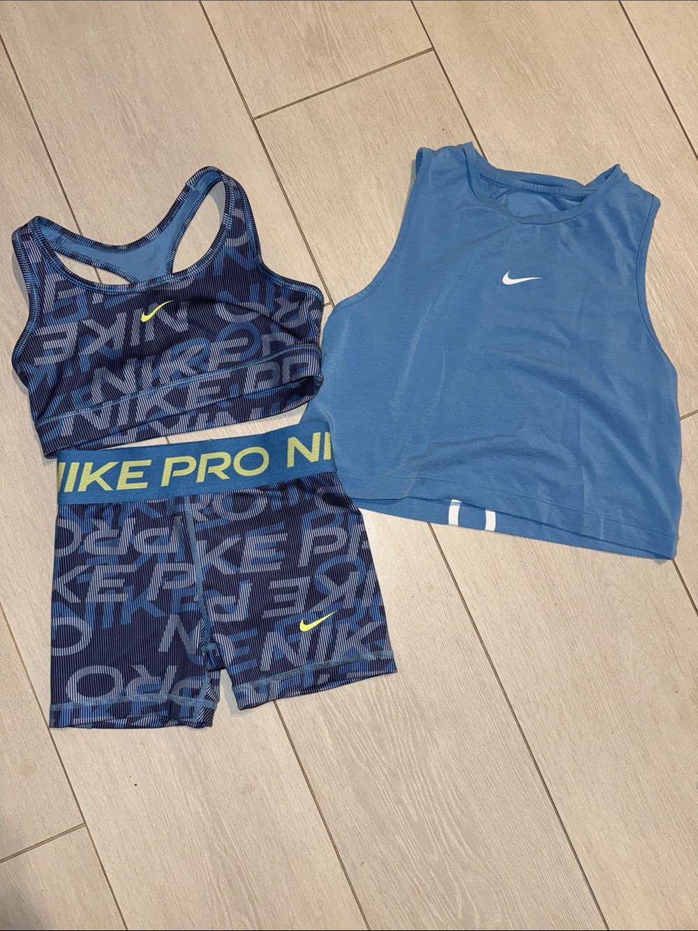 Nike Girls Blue Printed Sports Bra, Shorts & Crop Tank Set sm/med